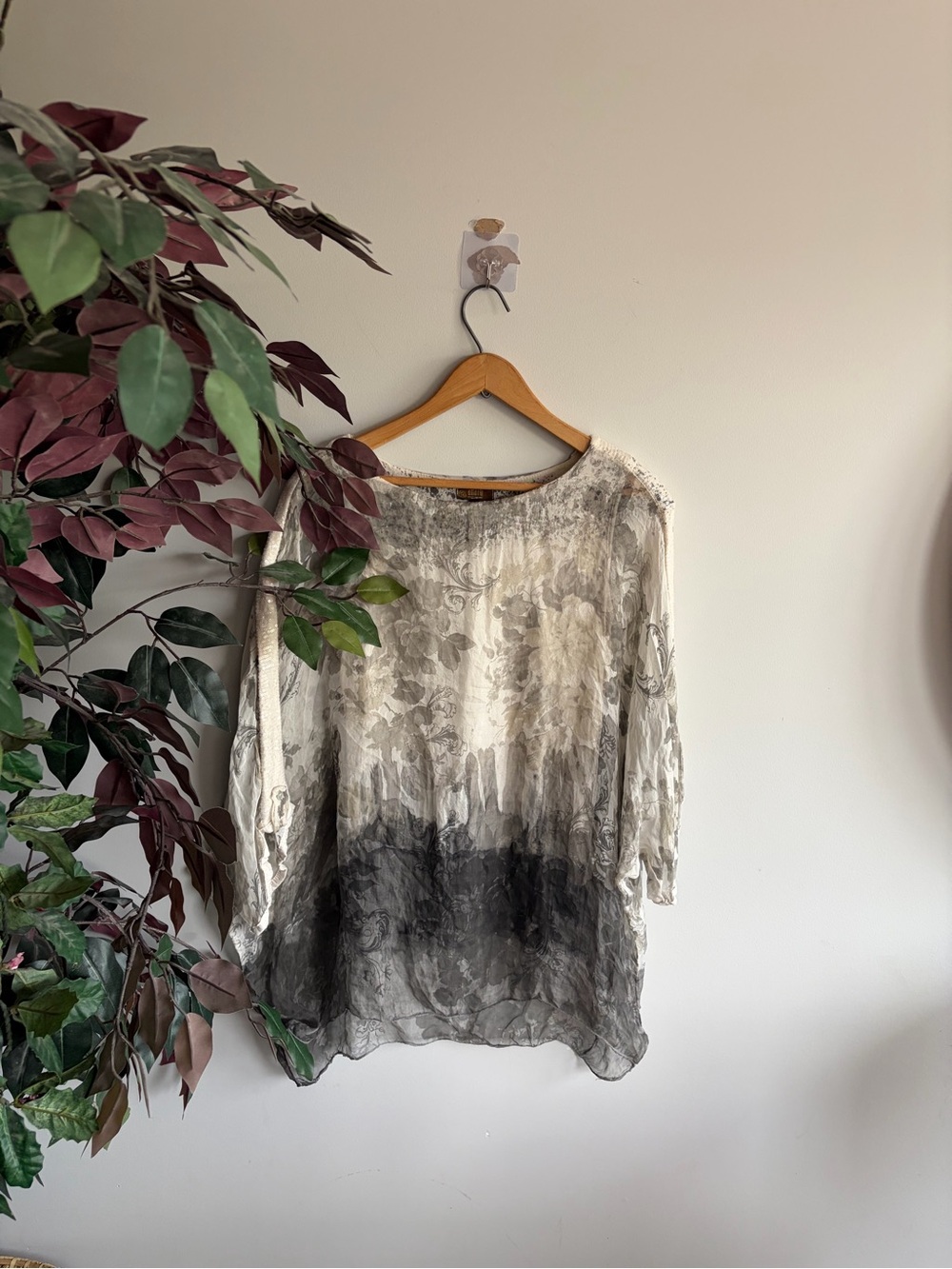 Amanti made in Italy Women's Ombre Floral Long-Sleeve Tunic in Cream and Gray